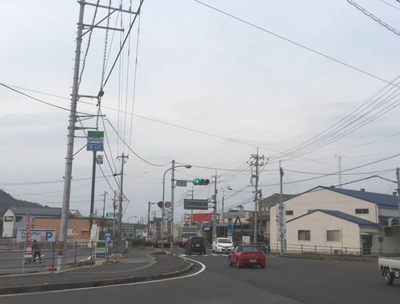 桜井交差点から今治駅方面に今治街道をしばらく直進します。