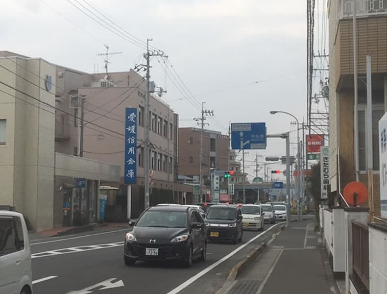 愛媛信用金庫喜田村支店さん先のY字路では左側を直進します。
