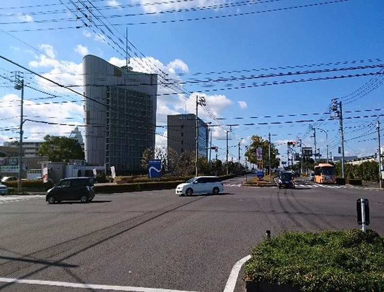 土器町三浦交差点（丸亀平井美術館前）を11号方面に向かって曲がります。
