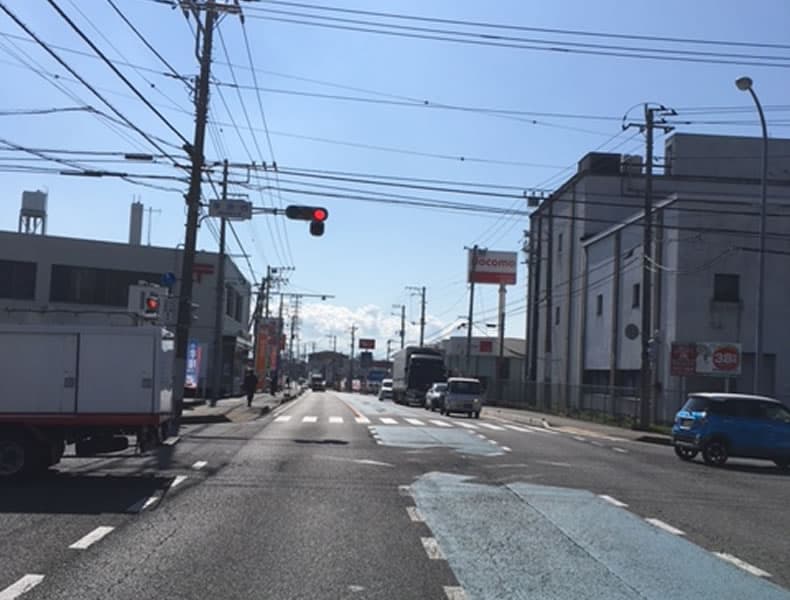 道414号線を富士IC方面に進んで頂き、厚原西交差点を右折します。日産自動車さんや富士北郵便局さんが目印です。