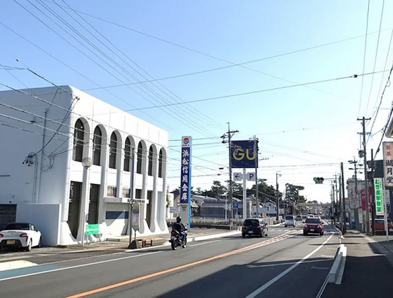 1kmほど先、左手にGU浜松可美店さん前を通過し、更に1kmほど進んでください。