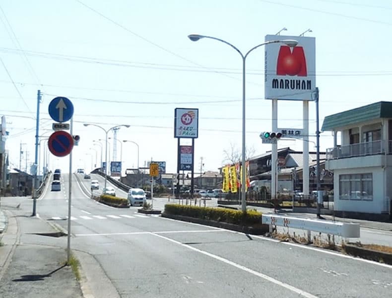 マルハン若林店の先、東海道本線をまたぐ陸橋を超えてすぐの交差点の斜め向かいが当店になります。