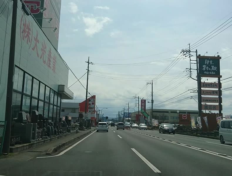 更に800mほど進むと、右手に「伊豆・村の駅」さんが見えてきます。その道向かいにザ・ゴールド136号三島店があります。
