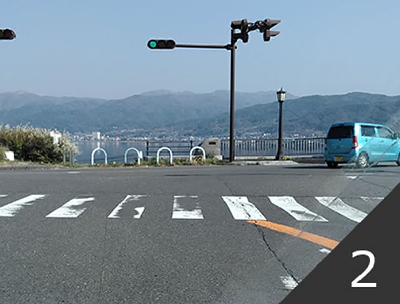 上川大橋の信号を右折し、そのまま岡谷方面に進みます。