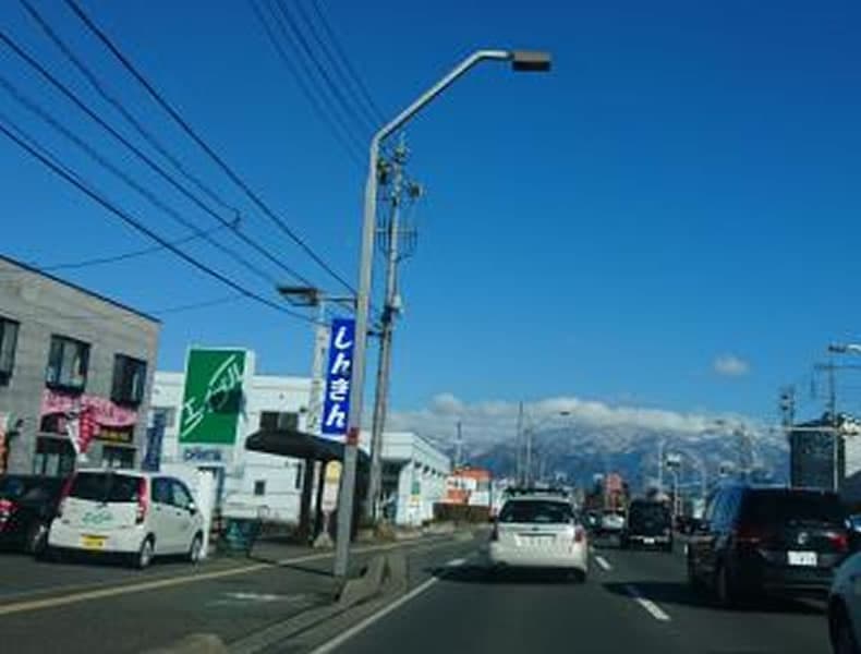 左手に長野信用金庫 長池支店さまが見えてきます。その先のオレンジ色の建物が当店です。