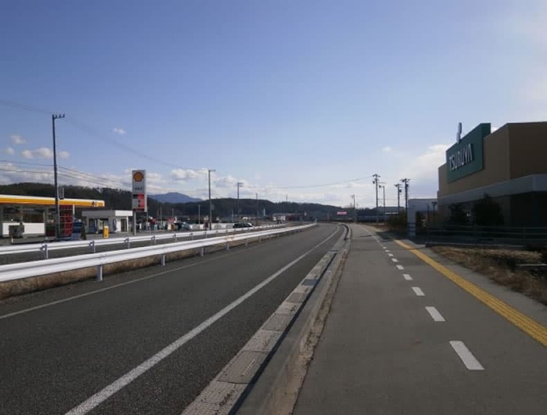ツルヤ伊那福島店さんを過ぎ、突き当りのバイパスの信号まで直進していただきます。