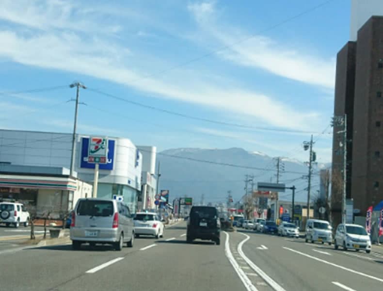 松本インターを降りて、野麦街道を松本市街地方面へ進みます。奈良井大橋を渡った先の「渚1丁目交差点」を右折します。