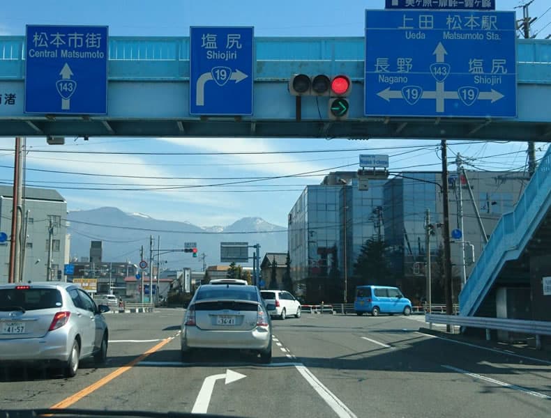 国道19号線をしばらく道なりに進み「南松本」交差点の左手手前にお店がございます。