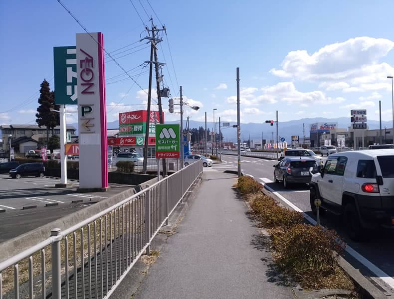 左手にイオン飯田アップルロード店さん、右手に平安堂さんなどがある交差点「一色東」を、松川方面に向かって直進します