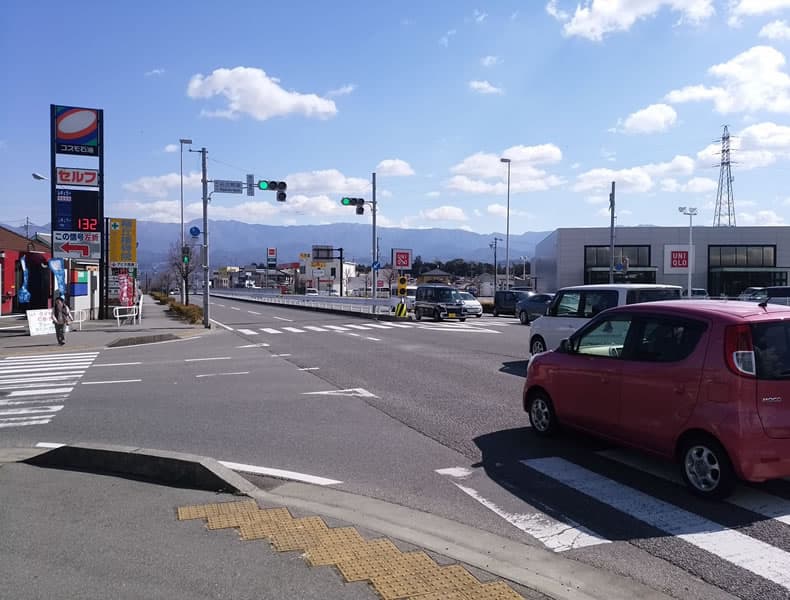 しばらく直進すると、左手にコスモ石油スタンドさん、右手にユニクロ飯田店さんがある交差点「名古熊東」を直進します。