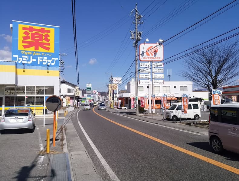 少し直進するとカメラのキタムラ飯田店さん、オートバックスKE飯田店さんが見えます。同じ敷地内に、ザ・ゴールド飯田上郷店がございます。