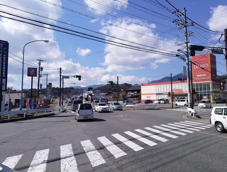 左手にほっともっと飯田座光寺店さん、右手にダイソー飯田座光寺店さんがある「座光寺」交差点を飯田市内方面に向かい直進します。