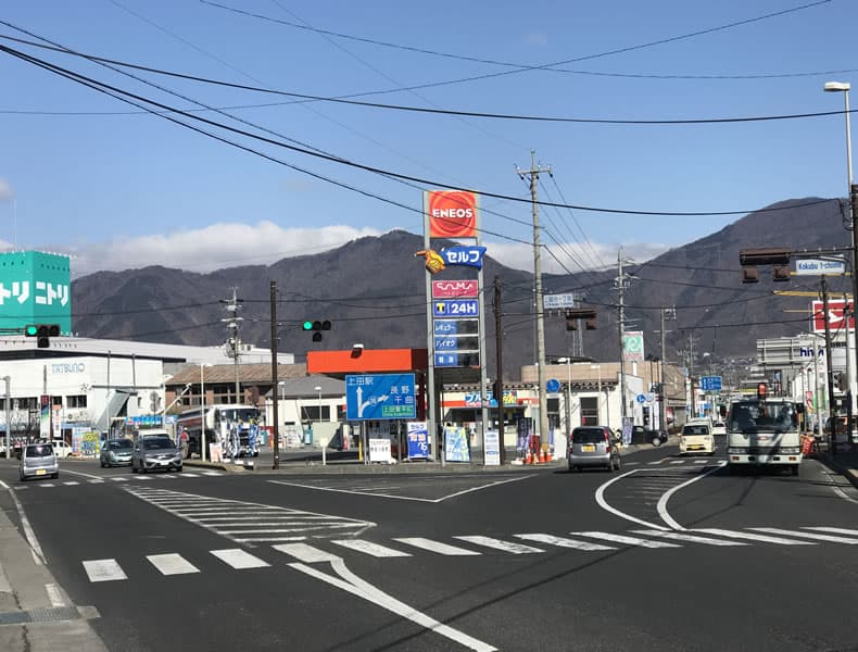 国道18号線ニトリ上田店さん、エネオスさんが見える国分1丁目信号を右方面へ直進します。