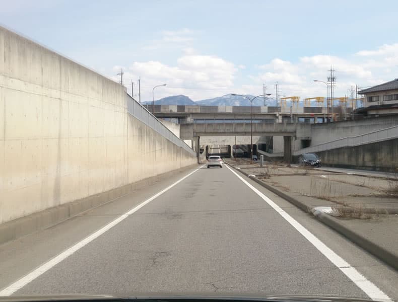 国道19号線を長野インターチェンジ方面に進み、新幹線高架下を通過します。