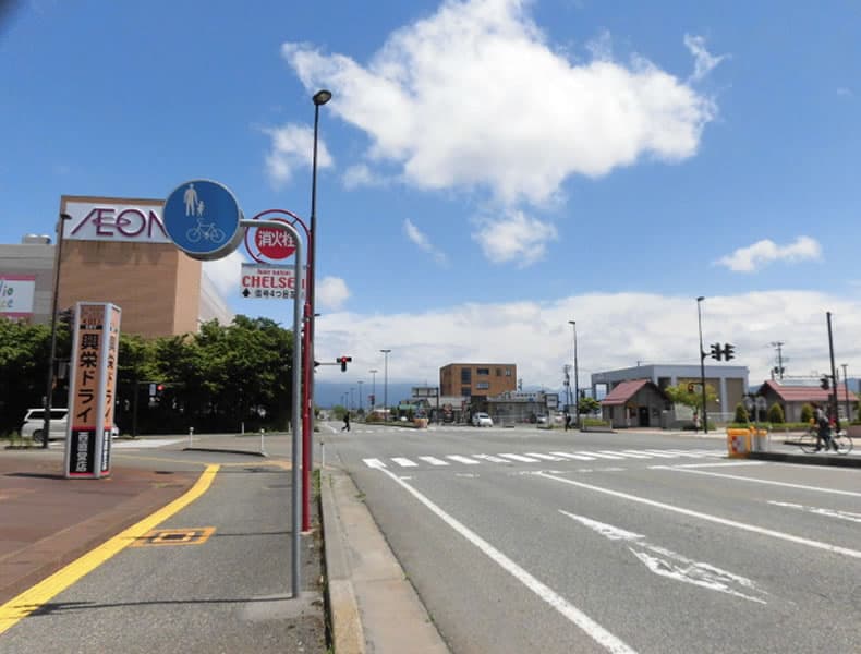 新潟方面の南バイパス方面からは月岡温泉方面に向かい右側にある西新発田駅の信号機を左折して下さい。