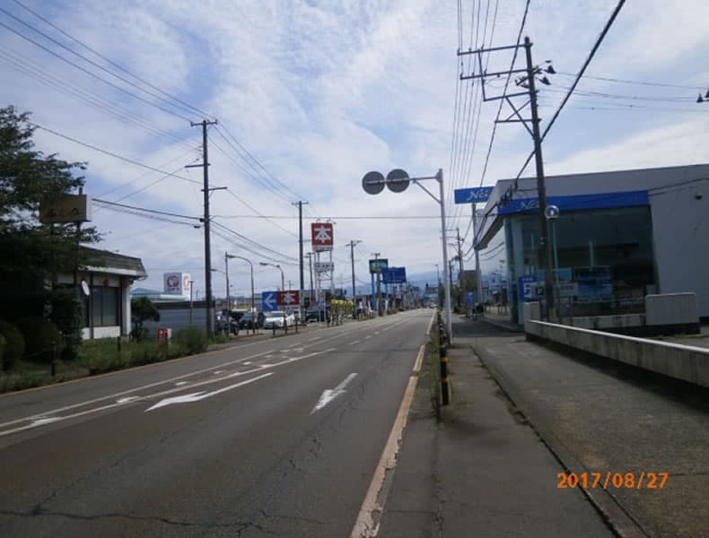 新潟方面から県道32号線を新発田市街に向かい、住吉町3の信号機を右折して下さい。セレモニー飯豊さまとファミリーマートさまが目印です。