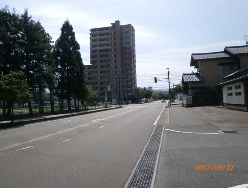 右側に住吉小学校があり、先には１４階建のマンションが見印になり、隣のクスリのアオキさま共同駐車場が当店入口になります。