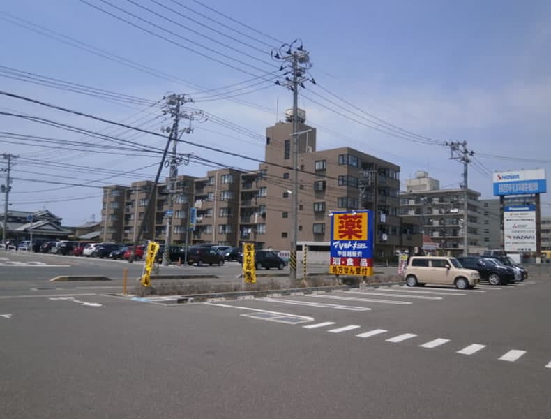 セブンイレブン神道寺店さま、マツモトキヨシさま過ぎ、左手側すぐのオレンジ色の建物が当店です。