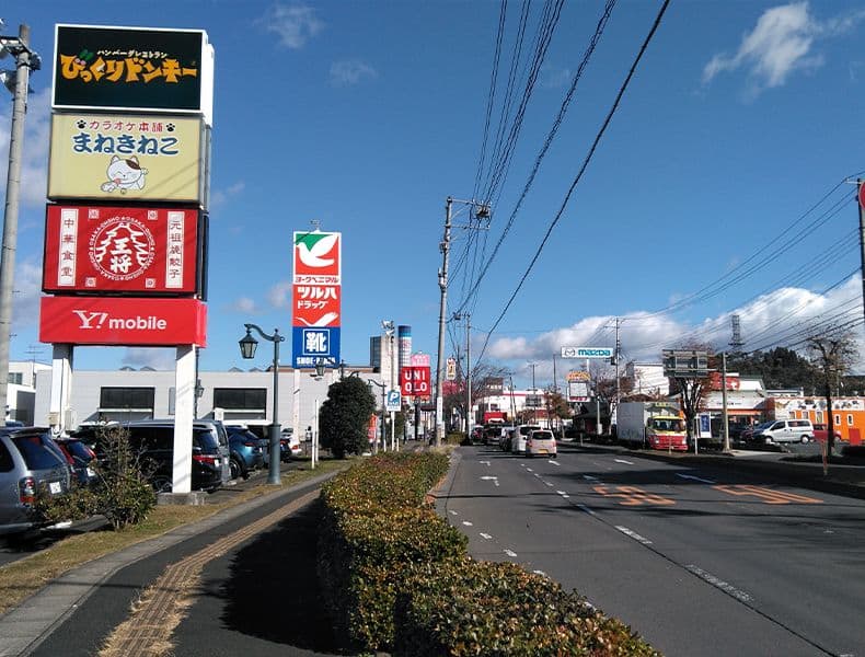 「南吉成タウンプラザ」の向かい側・反対車線側に当店が見えてまいります。