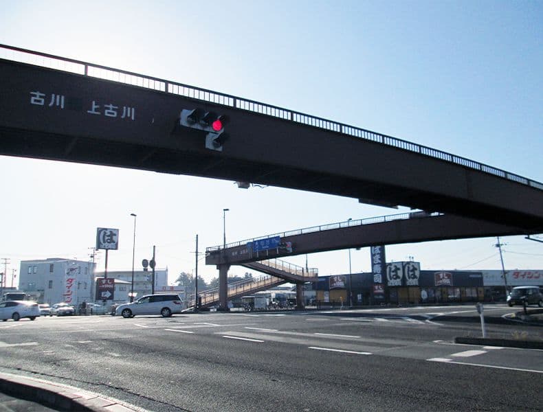 古川ICを市街方面に降りて直進、歩道橋のある交差点を右折します。