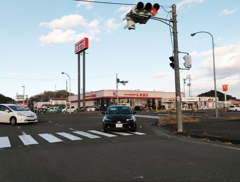 柴田大橋を渡り、柴田バイパス交差点を右折した所にザ・ゴールド柴田店がございます。