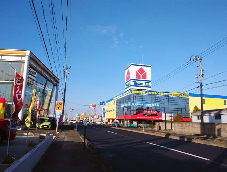 国道4号線仙台バイパス沿いの「ヤマダ電機」さまから北に600m進んだ反対車線の右手側にございます。
