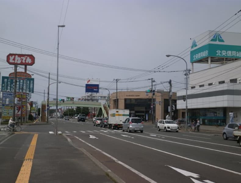 千歳方面から国道36号線沿い西友清田店さま、北央信用組合さまの交差点を右折し大谷地方面に進みます。