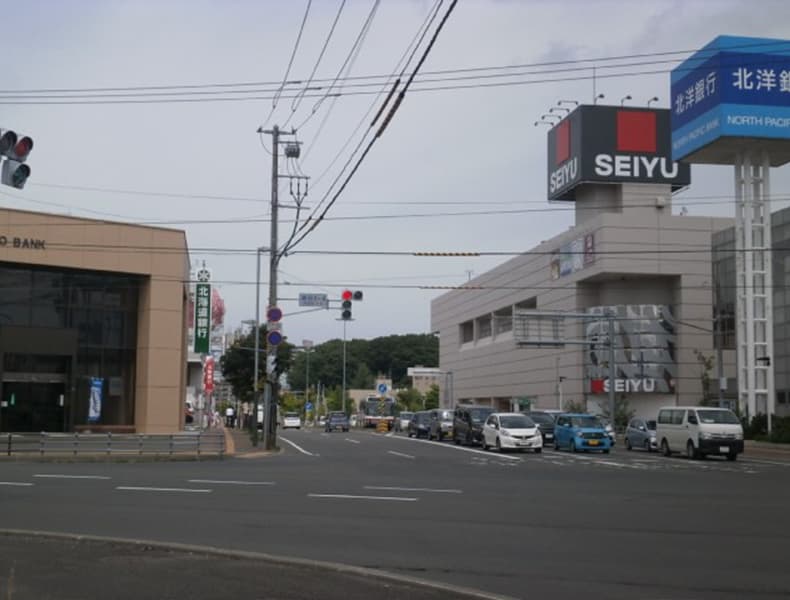 豊平方面から国道36号線沿い西友清田店さまと北海道銀行さまの交差点を左折します。