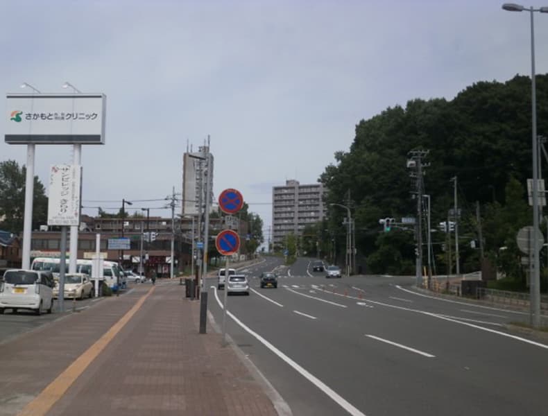 右手に見える清田区役所を過ぎ、旧国道を越えて坂を上り直進します。